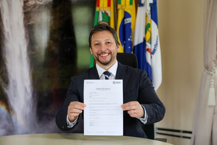 Prefeito-Gilberto-Cezar_Easy-Resize.com_-696x464
